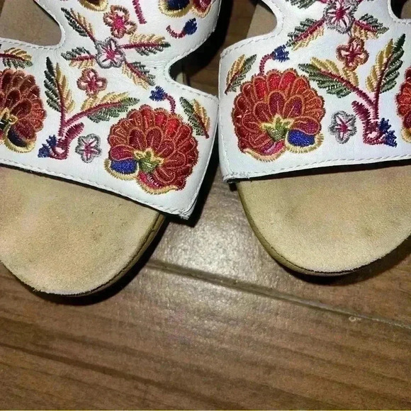 Alegria Linn White Embroidered Wedge Sandals Sz 40/9 - Picture 2 of 7